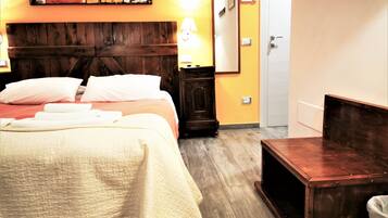 Double Room (Gialla) | Minibar, desk, free WiFi