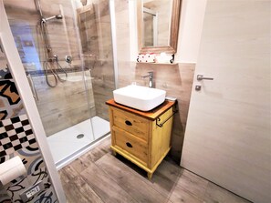 Doppelzimmer (Gialla) | Badezimmer | Dusche, kostenlose Toilettenartikel, Handtücher