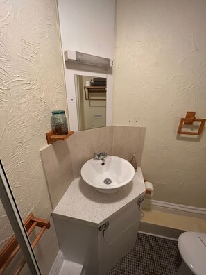 ห้องดีลักซ์ดับเบิล, เตียงใหญ่ 1 เตียง, ระเบียง, วิวทะเล | ห้องน้ำ | ฝักบัว