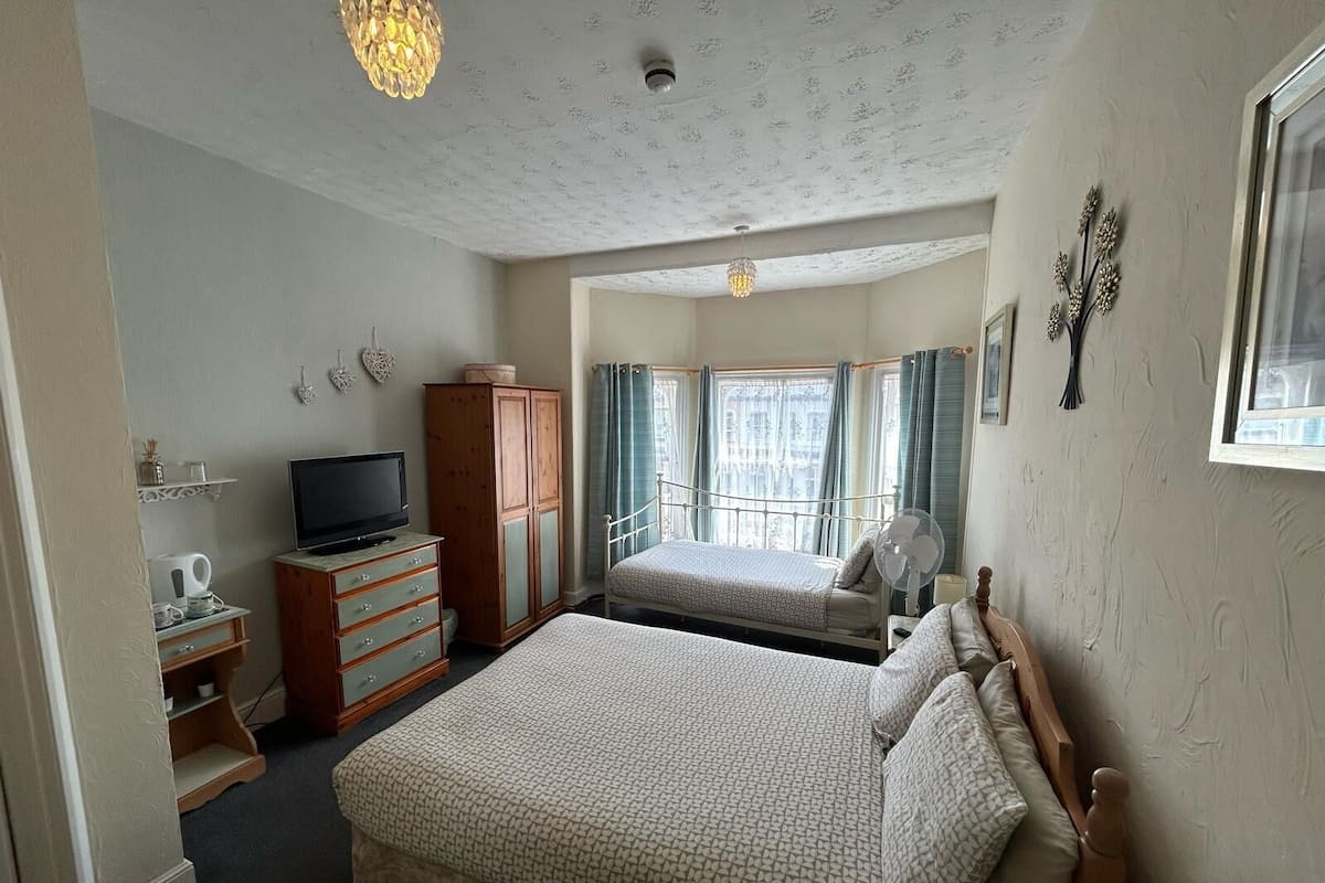 Habitación triple Deluxe, varias camas | Camas supletorias y wifi gratis