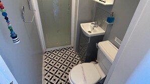Standard Double Room, 1 Double Bed | Bathroom | Shower - The little emily - Room only (Great Yarmouth)