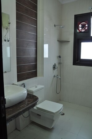Habitación superior, balcón, vistas a la ciudad | Baño | Ducha, artículos de higiene personal gratuitos y toallas