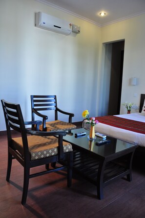 Superior Room, Balcony, City View | Egyptian cotton sheets, premium bedding, desk, laptop workspace - Golden Palm Suites (New Delhi)