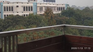 Vue de l’école internationale Bal Bhavan, entourée de verdure.