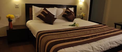 デラックス ルーム | エジプト綿のシーツ、高級寝具、デスク、ノートパソコン用作業スペース