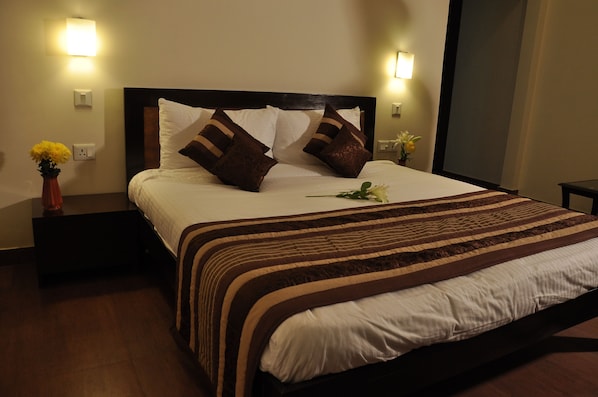 Deluxe Room | Egyptian cotton sheets, premium bedding, desk, laptop workspace - Golden Palm Suites (New Delhi)