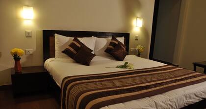 Golden Palm Suites