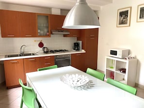 Apartment, 3 Schlafzimmer | Eigene Küche | Kühlschrank, Mikrowelle, Ofen, Herdplatte