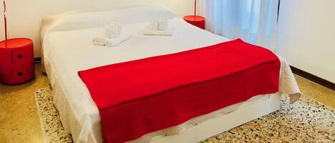 3 chambres, couette en duvet d'oie, fer et planche à repasser