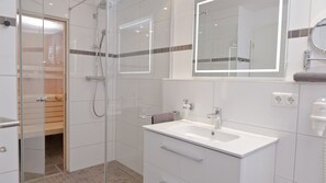 Dusche, Haartrockner, Handtücher