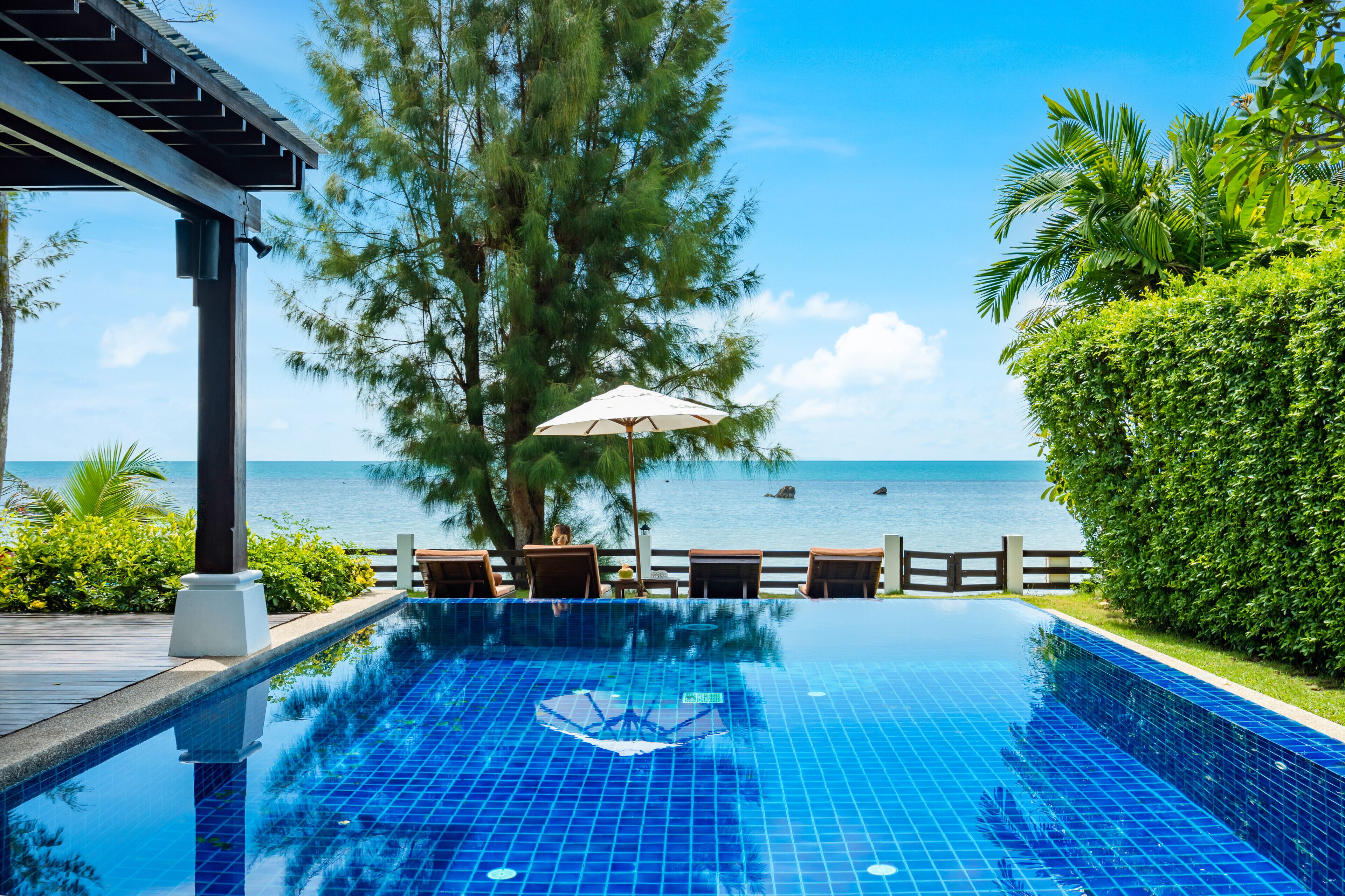 室外游泳池，池畔遮阳伞，日光浴躺椅