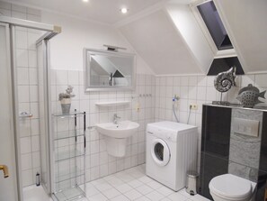 Bathtub, toilet paper - Luxurious vacation home with a panoramic view (Bensersiel)