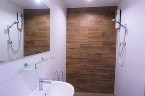 Double Room | Bathroom | Shower, free toiletries, bidet, towels - Tiptopthai House (Chiang Mai)