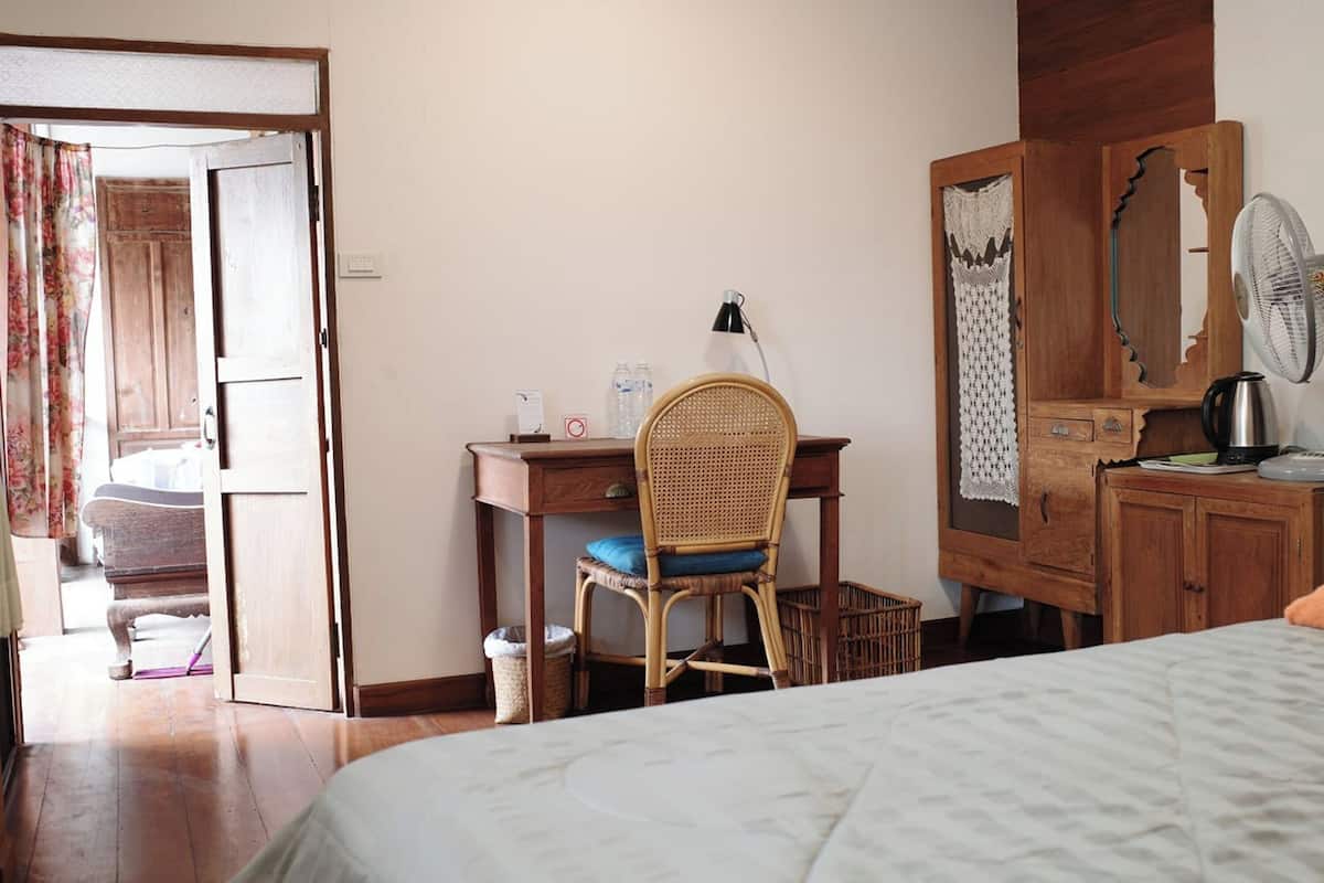Desk, free WiFi, bed sheets