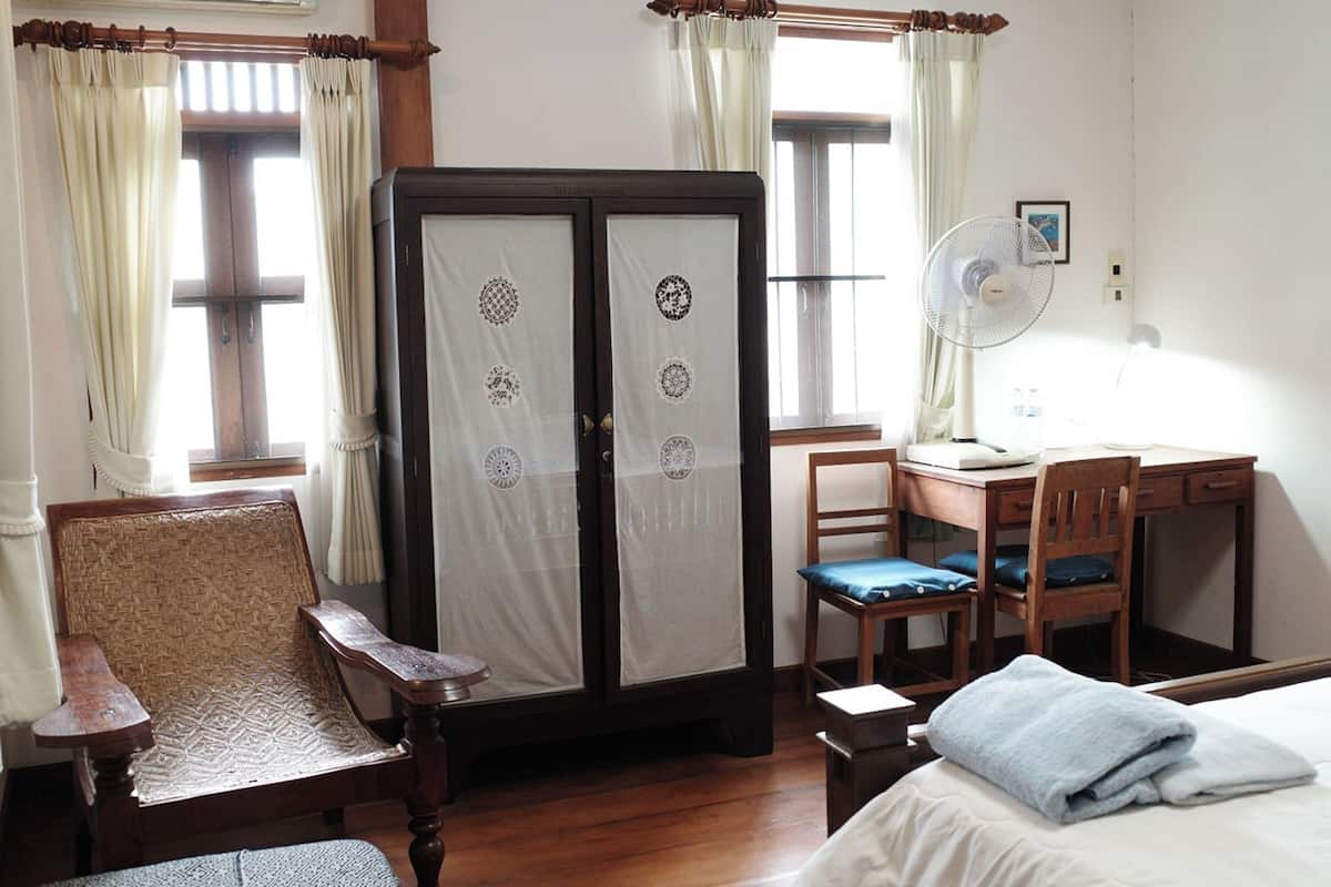 Desk, free WiFi, bed sheets