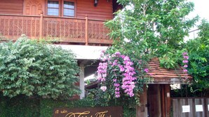 Un edificio de madera con un letrero que dice "Tiptop Thai House@ChiangMai".