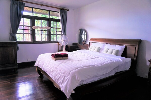 Double Room | Desk, free WiFi, bed sheets - Tiptopthai House (Chiang Mai)
