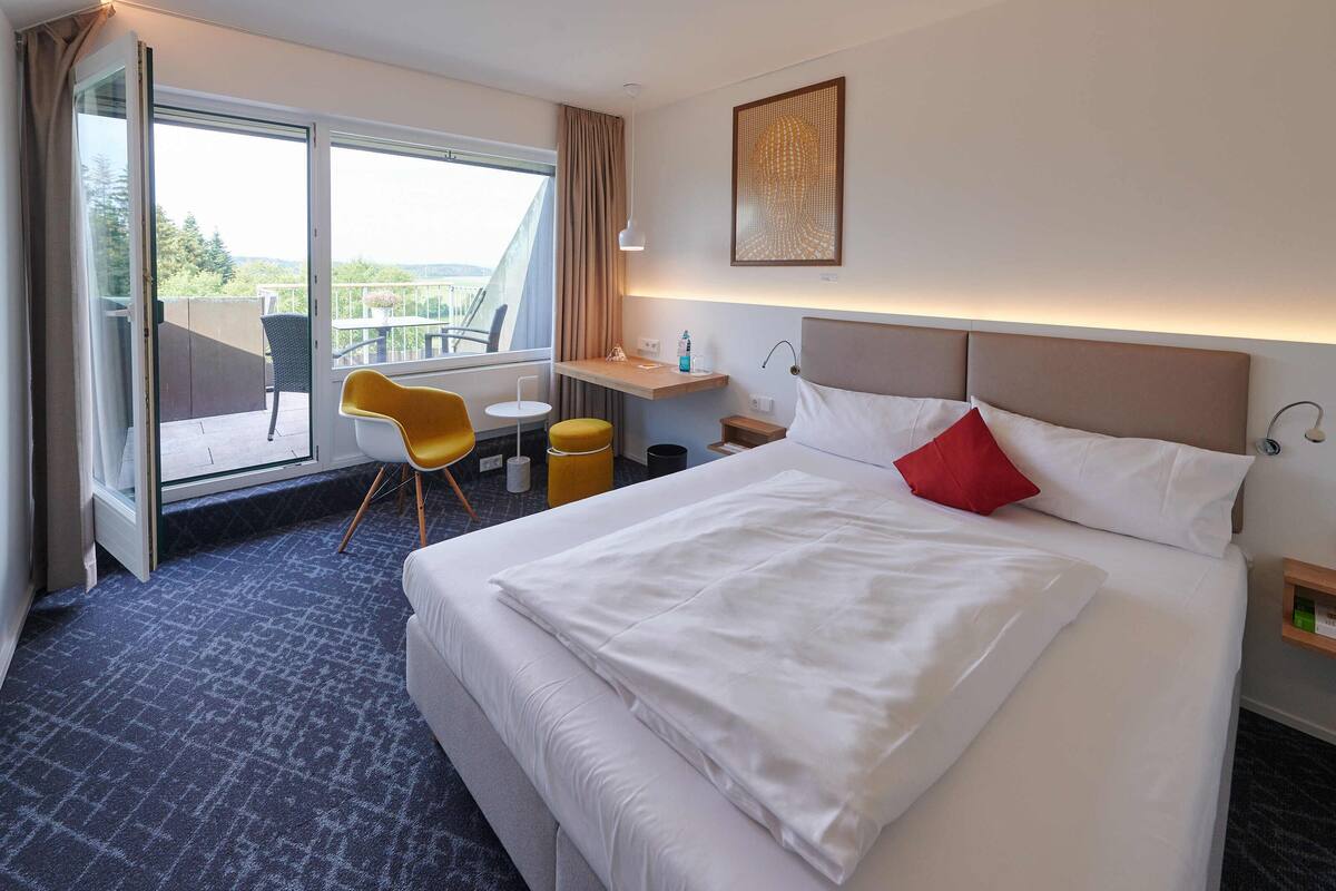 premium double room | premium bedding, in-room safe, desk, laptop workspace