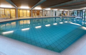 Indoor pool, sun loungers