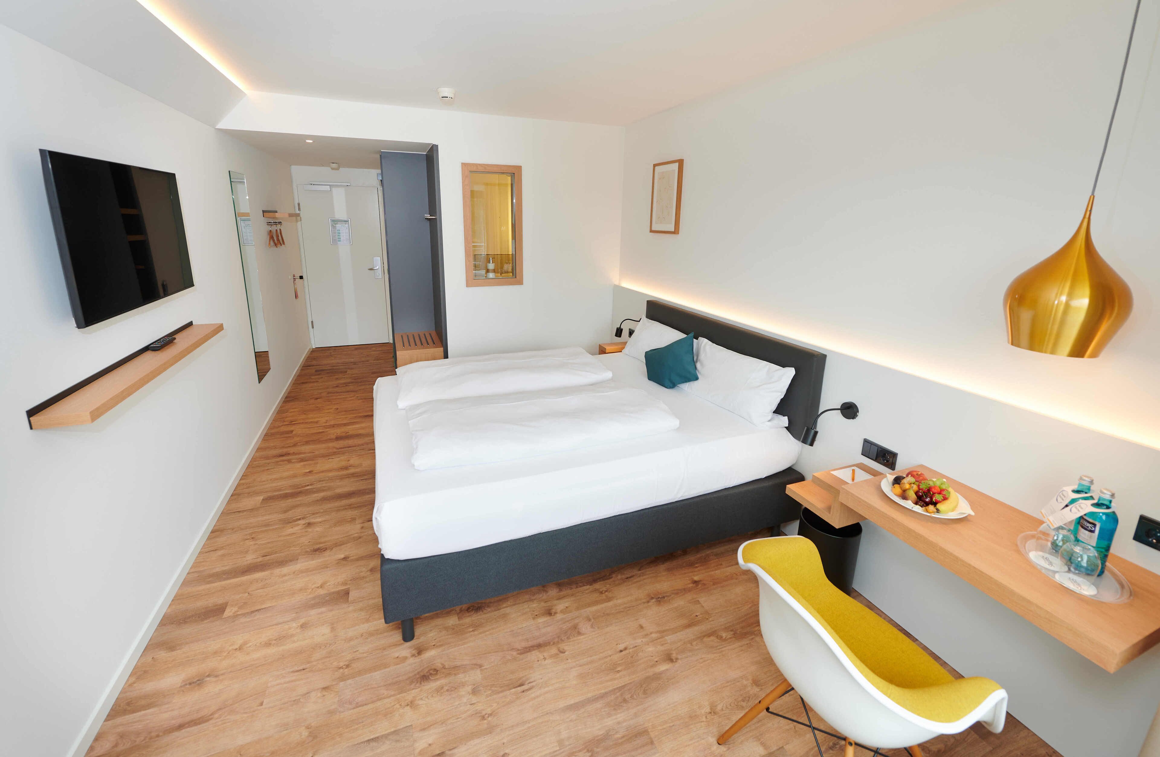 premium double room | premium bedding, in-room safe, desk, laptop workspace