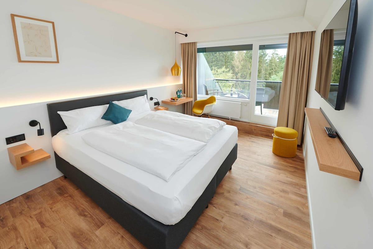 premium double room | premium bedding, in-room safe, desk, laptop workspace