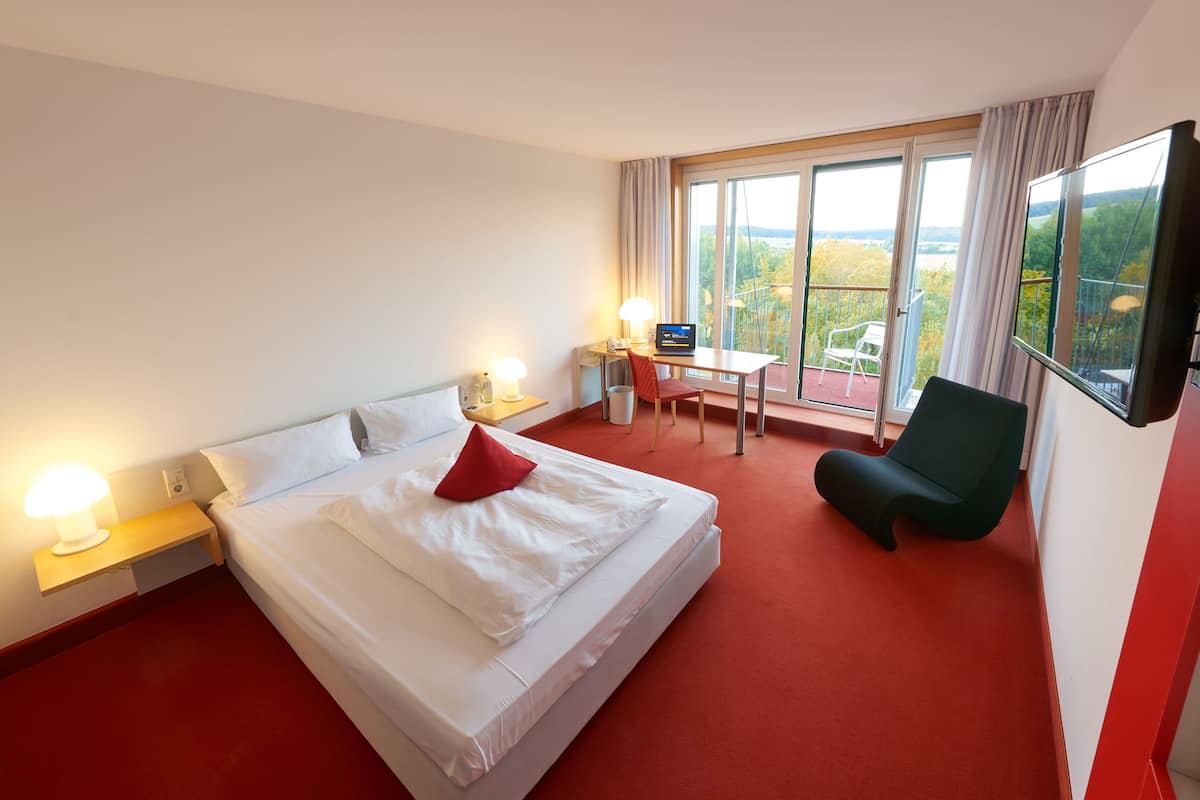 Business tweepersoonskamer | Luxe beddengoed, een kluis op de kamer, een bureau, een laptopwerkplek