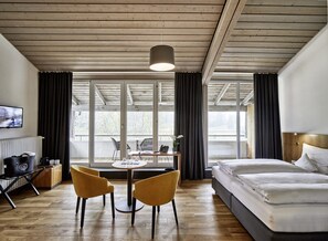 Luxury Double or Twin Room | In-room safe, desk, cots/infant beds, bed sheets - ElzLand Hotel Pfauen WELLNESS, SPA & VITALIS HOTEL (Elzach)