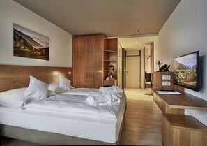 Habitación doble | Caja de seguridad en la habitación, escritorio, cunas y ropa de cama 