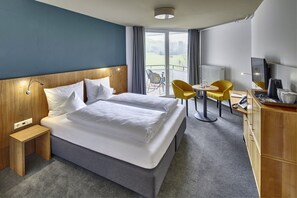 Safe på rommet, skrivebord, barnesenger og sengetøy