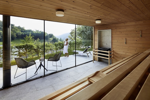 Couples treatment rooms, sauna, steam room, body treatments