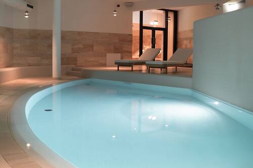 Piscina coberta (horari: 07:00-22:00) i gandules