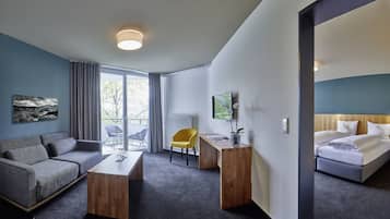 Panoramic Suite | In-room safe, desk, cots/infant beds, bed sheets