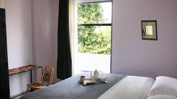 Habitación superior con 1 cama doble o 2 individuales | Escritorio, cortinas opacas, sistema de insonorización