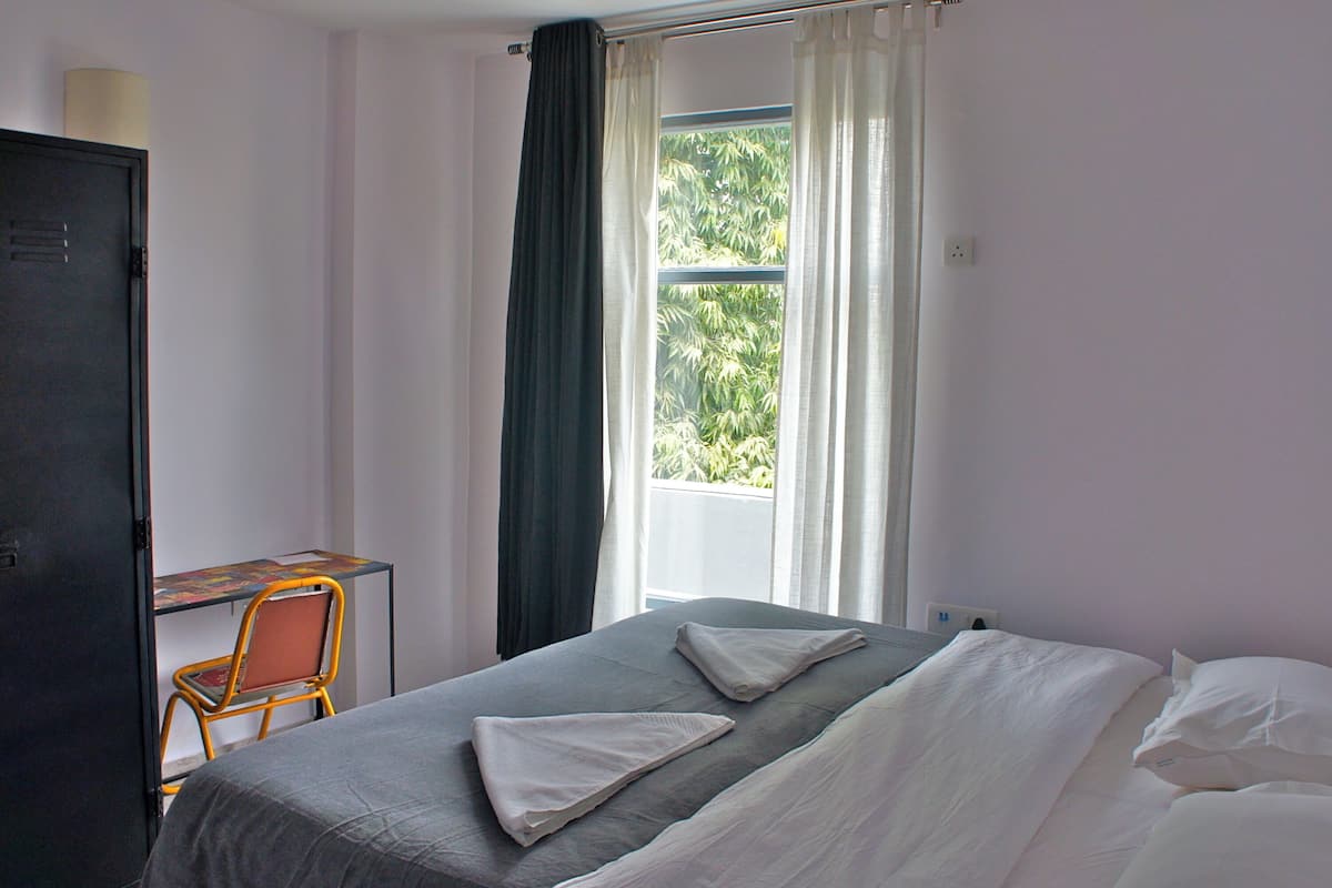 Ein Schlafzimmer mit einem Bett, einem Schreibtisch und einem Stuhl.