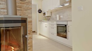 Een koelkast, een magnetron, een oven, een vaatwasser