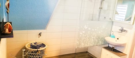 シャワー、ヘアドライヤー、タオル、トイレットペーパー