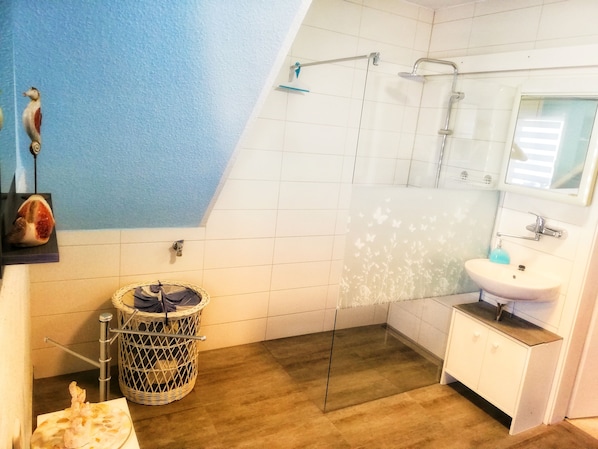 Regadera, secadora de cabello, toallas, papel de baño 