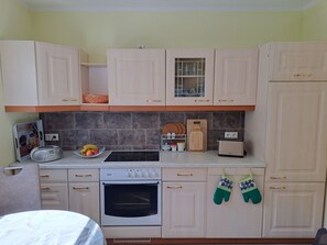 Wasserkocher mit Kaffee-/Teezubehör, Kühlschrank, Mikrowelle, Ofen