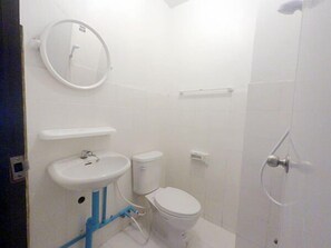 Shower, free toiletries, towels - Tukkys Place (Chiang Mai)