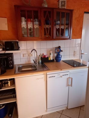 Køleskab, ovn, opvaskemaskine, kaffe-/temaskine