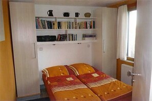 1 bedroom, desk, travel crib, WiFi