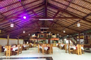 Breakfast, lunch, dinner served; local and international cuisine - Lovencie Lodge (Mahajanga)