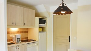 Cafetière/bouilloire, réfrigérateur, micro-ondes, plaque de cuisson