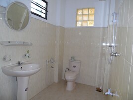 Standard Double Room, 1 Double Bed, Non Smoking, Ocean View | Bathroom | Shower, free toiletries, bathrobes, bidet
