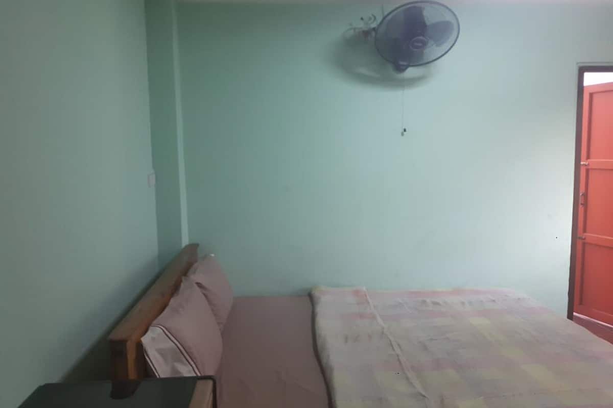 Standard Double Room with Fan | Bàn, truy cập Internet không dây miễn phí