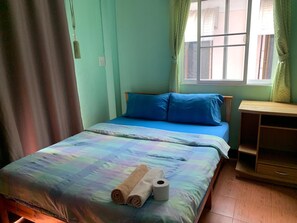 Desk, free WiFi - You and Me Hostel (Chiang Mai)