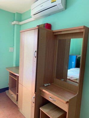 办公桌、免费 WiFi