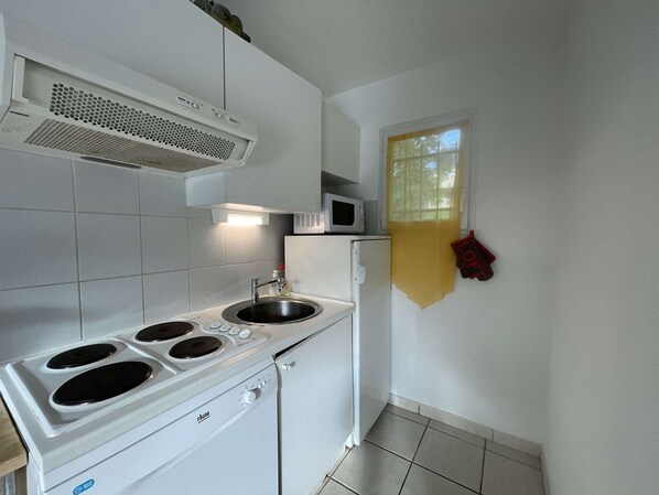 Réfrigérateur, micro-ondes, plaque de cuisson, lave-vaisselle