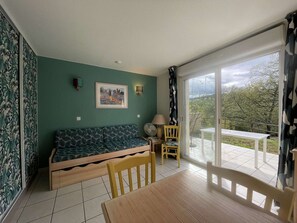 TV - Duplex for 6 with Terrace, Pools, and BBQ in Salavas (Salavas)