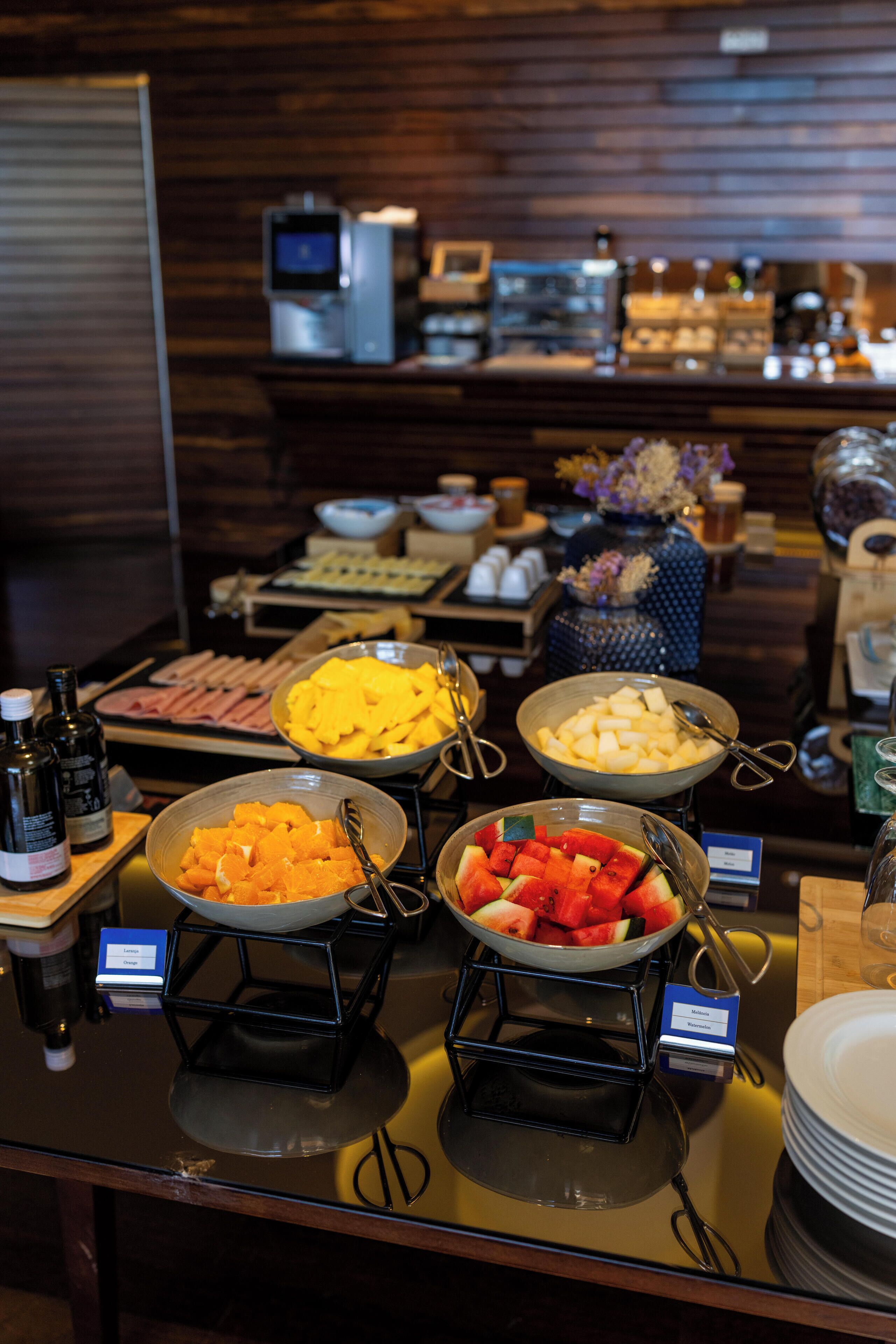 Un buffet proposant une variété de plats et d'accompagnements.